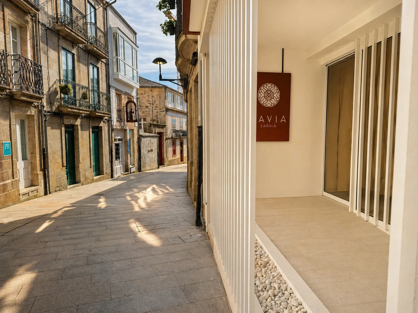 Pórtico de entrada del Hotel Kavia Sarria en la Rúa Maior 34 de Sarria