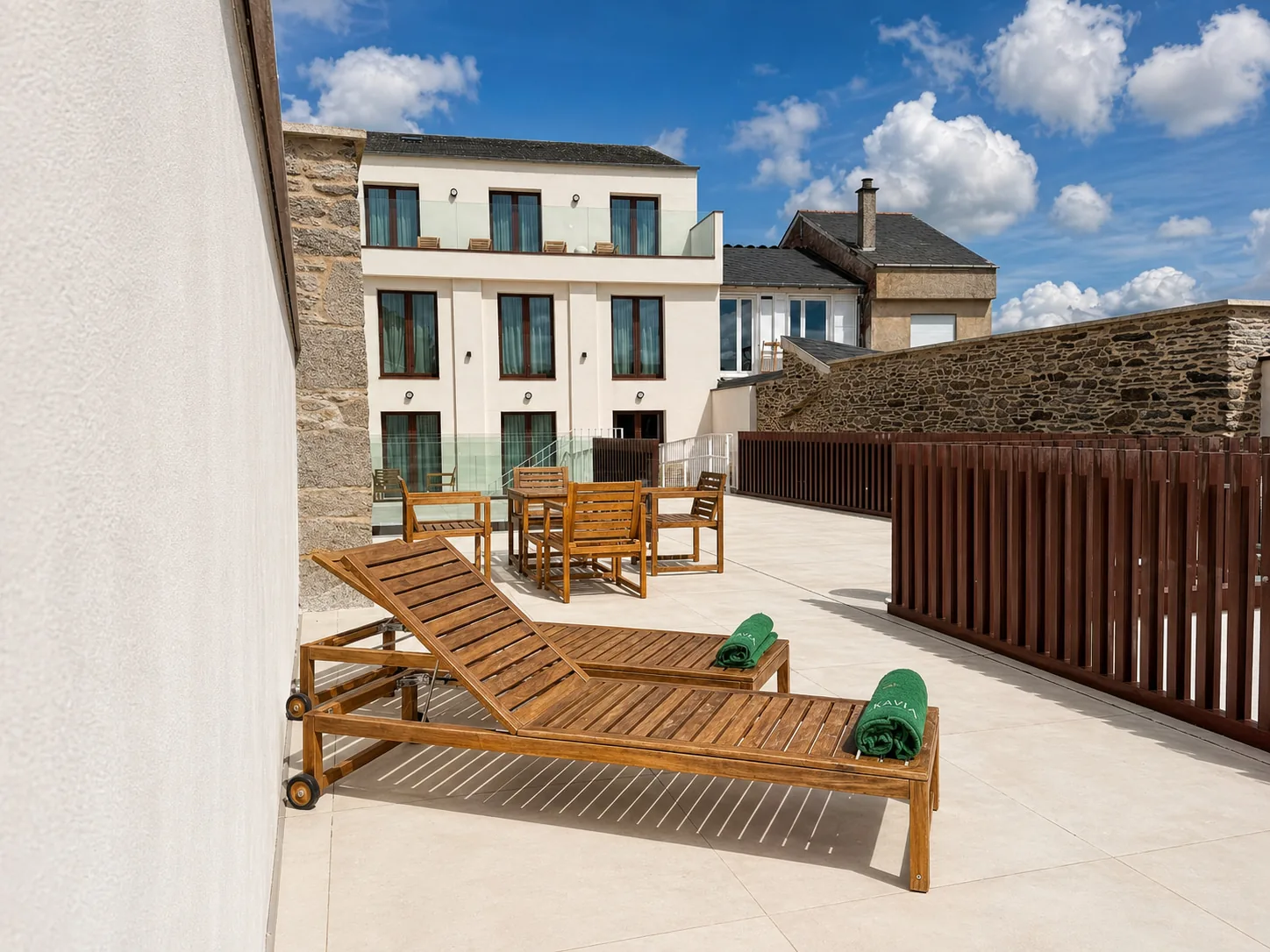Terraza con hamacas y fachada del Hotel Kavia Sarria en la Rúa Maior de Sarria